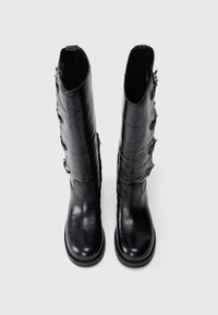 Bottes noires jusqu'aux genoux en cuir lisse avec une finition légèrement satinée, présentant une fermeture éclair sur le côté et des accents de boutons décoratifs le long de la tige.