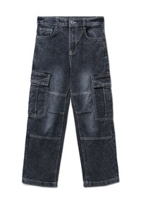 Pantaloni cargo grigio scuro in denim con lavaggio sbiadito, dotati di molteplici tasche utility e dettagli di cuciture a contrasto.