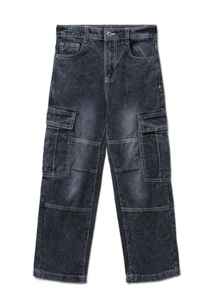 Pantalons cargo gris foncé en denim avec un délavage, dotés de plusieurs poches utilitaires et de détails de couture contrastés.