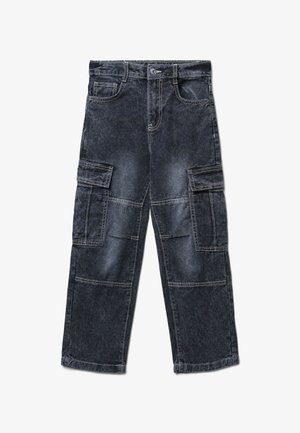 Pantaloni cargo grigio scuro in denim con lavaggio sbiadito, dotati di molteplici tasche utility e dettagli di cuciture a contrasto.