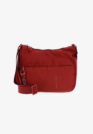 Borsa a tracolla in nylon rosso con superficie testurizzata, tracolla regolabile, chiusura con zip e tasca frontale. Presenta il nome del marchio impresso di lato.