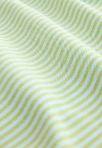 Tejido de algodón con rayas onduladas alternas en verde claro y amarillo pálido. Textura suave con un tejido visible. Acabado mate y liso.