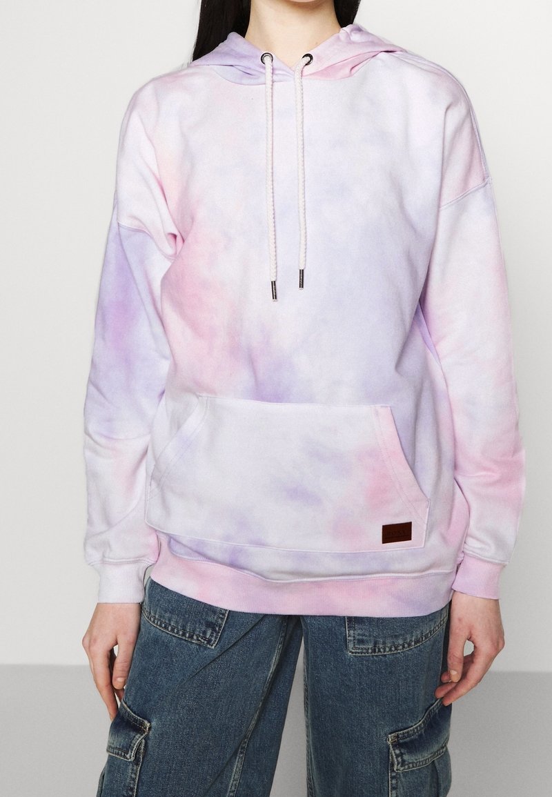 Hoodie w tie-dye w pastelowych odcieniach różu i purpury. Posiada przednią kieszeń oraz regulowane sznurki ze metalowymi końcówkami. Wykonany z miękkiego materiału bawełnianego.