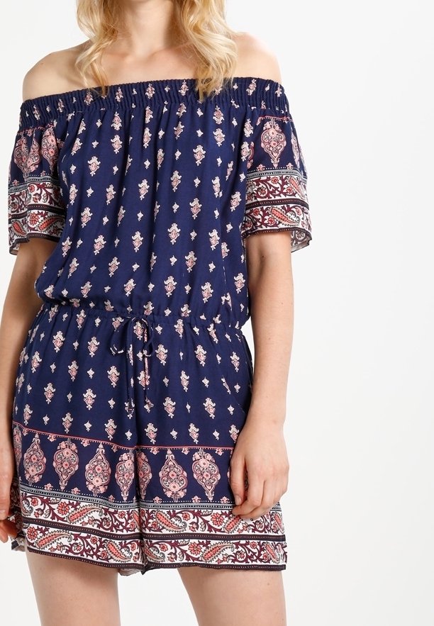 Rompers marine à manches dénudées avec un motif floral, encolure élastique, manches courtes et taille à cordon, avec une finition décorative à l'ourlet.