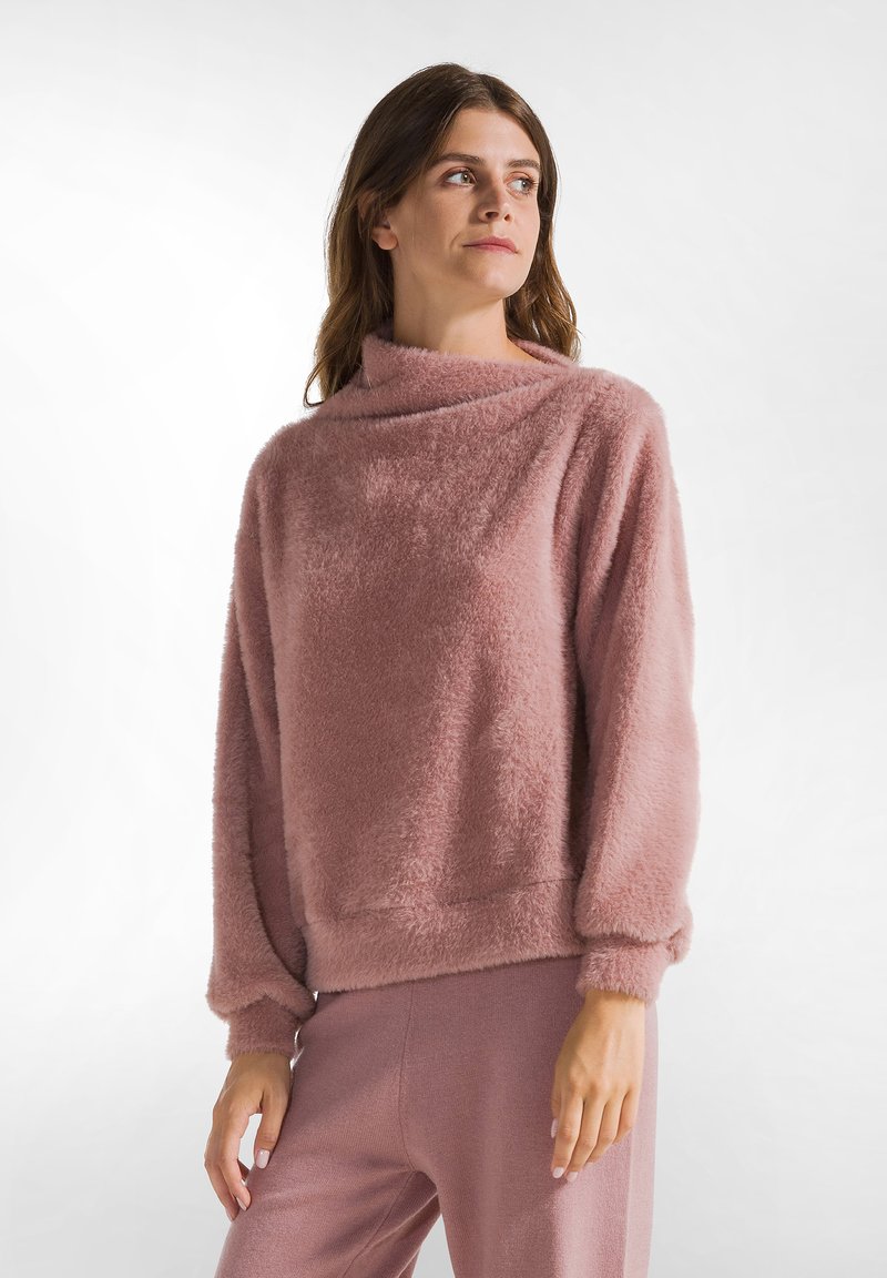 Maglione a maniche lunghe, rosa, in morbido pile, con un ampio scollo rotondo e maniche con polsini. Texture morbida con una vestibilità comoda in vita.