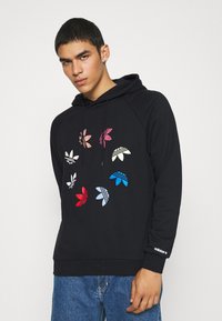 adidas Originals HOODY - Džemperis su gobtuvu - black/multicolor