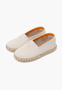 Scarpe slip-on in tela beige con un inserto elastico, soletta in giute intrecciato e rivestimento arancione. Texture liscia con design della punta arrotondata.