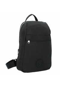 Čierny látkový batoh so zipsovým uzáverom, predným popruhom a textúrovanými akcentmi; obsahuje kruhové logo a nastaviteľný ramenný popruh.