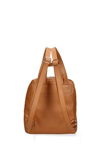 Zaino in pelle tan con due spallacci regolabili, una superficie texturizzata e un compartimento principale con zip, caratterizzato da dettagli in metallo silver.