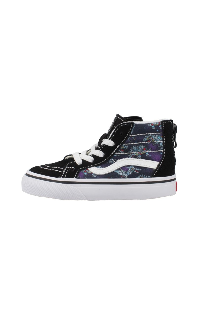 Zapatilla alta con gamuza negra, tela de patrón colorido en la parte superior, cordones blancos y suela de goma con detalle de logo rojo en el talón.