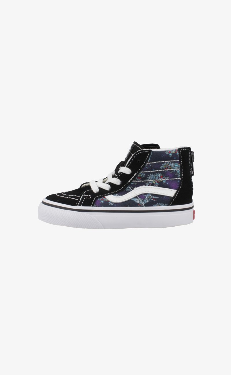 Hochschuh mit schwarzem Wildleder, buntem gemustertem Obermaterial, weißen Schnürsenkeln und einer Gummisohle mit rotem Logo-Detail an der Ferse.