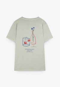 Lichtgrijze katoen t-shirt met een ronde hals. Heeft een bedrukt ontwerp van een fles en een glas met kersen, en tekst over een openingsfeest.