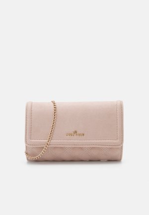 Pochette en daim rose avec fond matelassé, bandoulière en chaîne dorée et logo embossé. Dispose d'un rabat de fermeture et d'accents texturés.