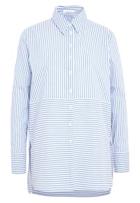 Randig skjorta med knappar i ljusblått och vitt. Har krage, långa ärmar och sidoklipp; olika bredd på ränderna.