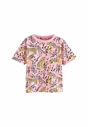 Kortärmad rosa t-shirt med ett vilt djurmönster som inkluderar leoparder, tigrar och fläckar i svart och gula detaljer. Mjuk tyg.