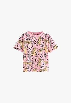 Korte mouwen roze T-shirt met een wild dierenpatroon van luipaarden, tijgers en vlekken in zwarte en gele accenten. Zacht stof.