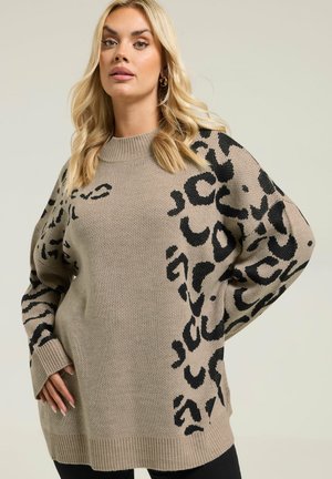 Suéter de punto color crema con acentos de estampado de leopardo negro, que presenta un cuello redondo, puños de canalé y un corte relajado para mayor comodidad.
