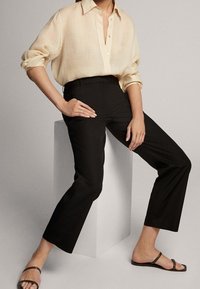 Massimo Dutti Spodnie materiałowe