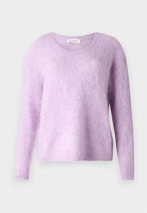 Világoslila pulóver, puha és bolyhos anyagból készült. Kerek nyakkivágással és hosszú ujjal rendelkezik, laza szabású és textúrált megjelenésű.