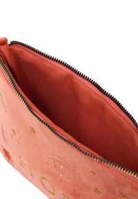 Kapsička z korálové látky se zipovým uzávěrem, uvnitř zdobená zlatým vyšíváním nebeských motivů. Hladká textura, obdélníkový tvar.