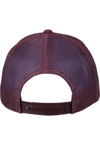 Maroon mrežasta kapa s plastičnom podesivom trakom. Ima strukturiranu krunu i ventilirane panele za prozračnost.