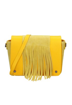 Gele crossbodytas met suède franjes op de voorklep en een verstelbare schouderband, afgebeeld tegen een witte achtergrond.
