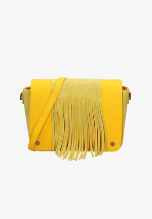 Gele crossbodytas met suède franjes op de voorklep en een verstelbare schouderband, afgebeeld tegen een witte achtergrond.