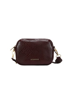 Pequeño bolso cruzado de cuero texturizado marrón oscuro con herrajes en tono dorado y la marca Bosanova en el frente.