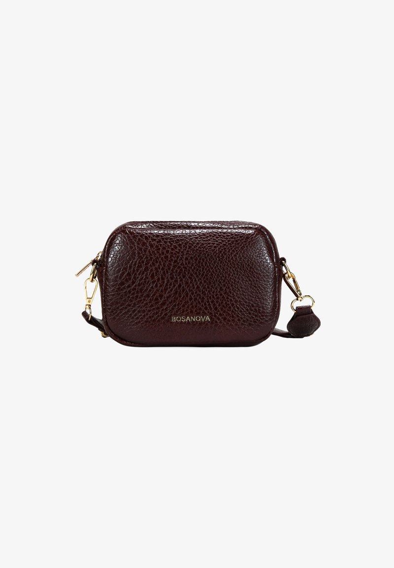Pequeño bolso cruzado de cuero texturizado marrón oscuro con herrajes en tono dorado y la marca Bosanova en el frente.