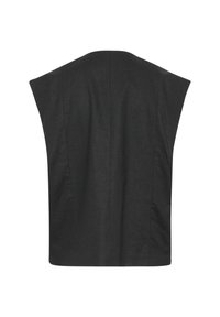 Črna brezrokavna majica s strukturirano zasnovo, ki ima visok ovratnik in široke rokavne odprtine, izdelana iz teksturiranega blaga z vidnimi šivi.