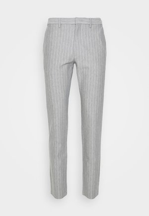 Hellgraue Slim-Fit-Hosen mit weißen vertikalen Nadelstreifen, Gürtelschlaufen und Seitentaschen, von vorne vor weißem Hintergrund gezeigt.
