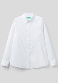 Camisa blanca de manga larga, hecha de algodón, con un cuello clásico, botonadura frontal y un dobladillo curvado. Textura suave, sin patrones ni acentos.