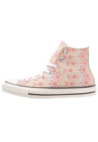Hoge sneakers met een gemêleerde textiel bovenkant in pastelkleuren, met metalen oogjes, witte veters en een rubberen zool met zwarte accenten.