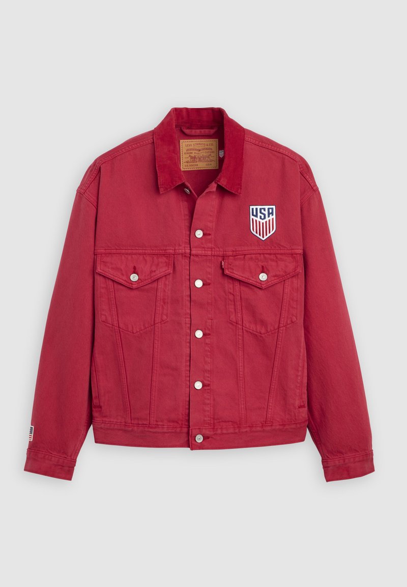 Giacca di denim rossa con bottoni bianchi, due tasche sul petto e una toppa con scudo USA sulla parte superiore sinistra.