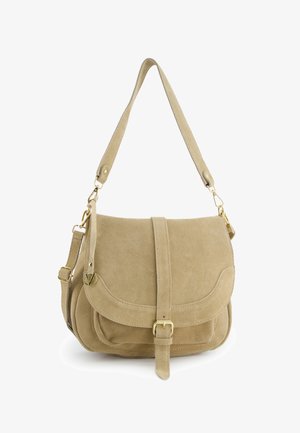 Sac bandoulière en daim beige avec une sangle à boucle sur le devant, une bandoulière réglable et des ferrures dorées sur fond blanc.