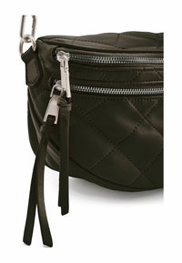 Borsa in pelle trapuntata verde scuro con cerniere e ferrature argentate, dotata di cinturini in pelle che aggiungono dettagli al design.