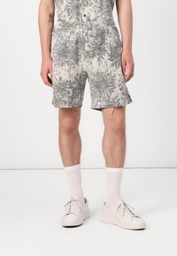 Herre shorts laget av lett stoff, med et grått og hvitt abstrakt mønster, elastisk midje og sidelommer.