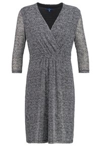 Svart och vit, mönstrad klänning med v-ringning, trekvartsärmar och drapera i midjan. Tillverkad av lätt tyg, knälång.