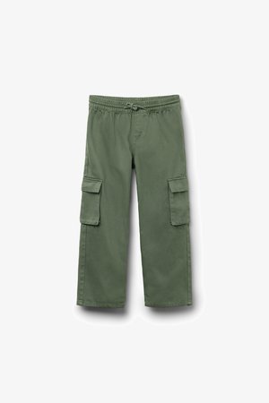 Pantalon cargo vert avec taille élastique, cordon de serrage et grandes poches à rabat sur les deux jambes, posé à plat sur un fond blanc.
