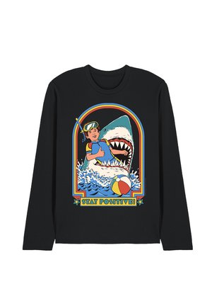 Schwarzes Langarmshirt mit einer Illustration eines Schnorchlers, der in der Nähe eines großen Hais und eines Strandballs den Daumen nach oben zeigt, mit der Aufschrift "Bleib positiv!"