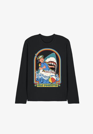 Schwarzes Langarmshirt mit einer Illustration eines Schnorchlers, der in der Nähe eines großen Hais und eines Strandballs den Daumen nach oben zeigt, mit der Aufschrift "Bleib positiv!"