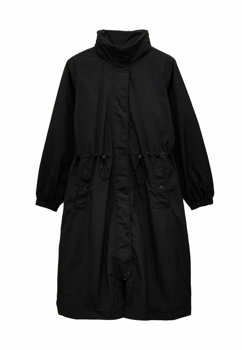 Jachetă neagră impermeabilă cu guler înalt, manșete elastice, talie ajustabilă cu șnur și închidere cu capse. Are buzunare laterale.