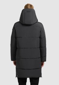 Polstrovaná čierna parka s vysokým golierom a kapucňou, obsahujúca horizontálne švy a zips na leme na nastaviteľnosť.