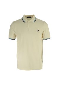 Polo shirt giallo chiaro con una placca a due bottoni, colletto a righe verdi e maroon, e un piccolo logo ricamato sul lato sinistro del petto.