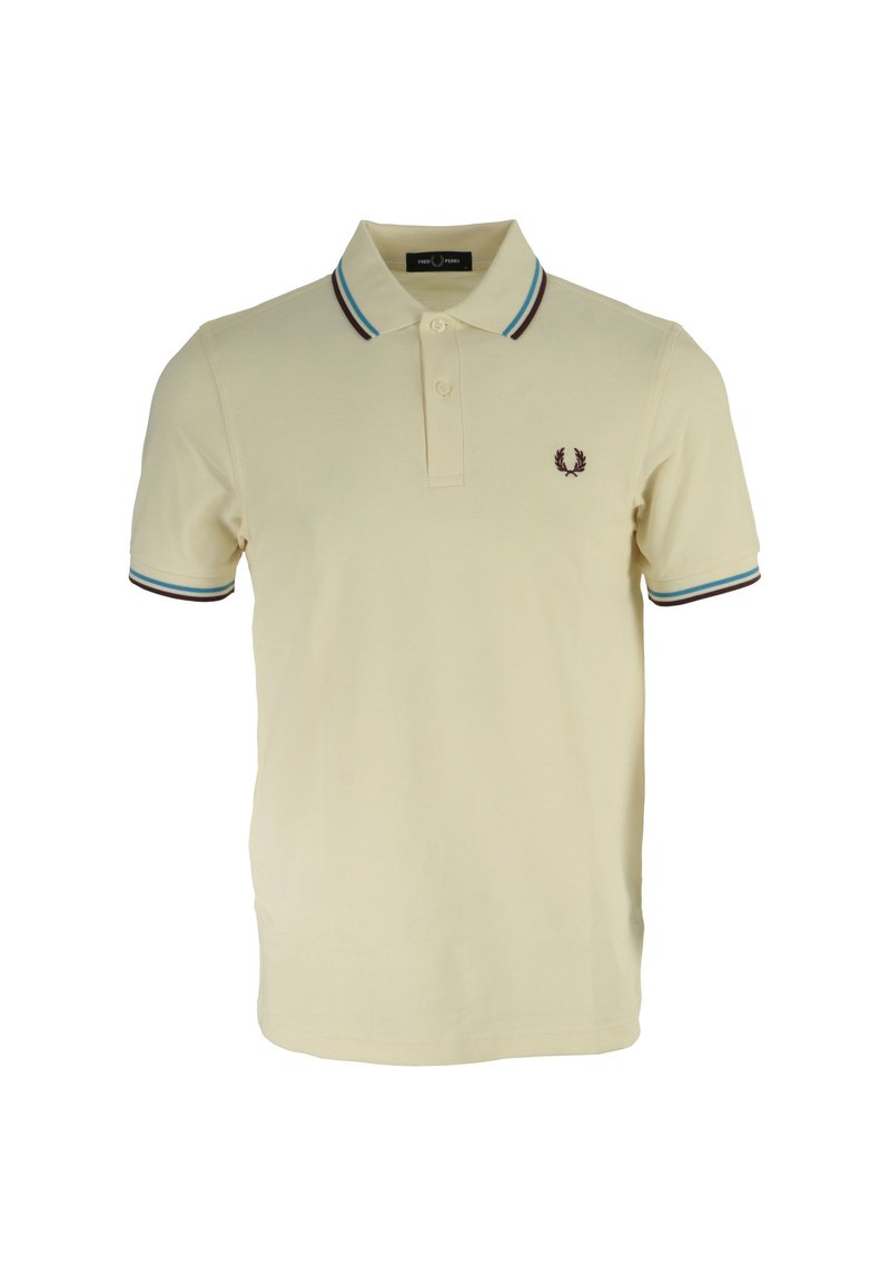 Polo shirt giallo chiaro con una placca a due bottoni, colletto a righe verdi e maroon, e un piccolo logo ricamato sul lato sinistro del petto.
