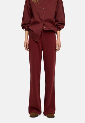 - Spodnie materiałowe