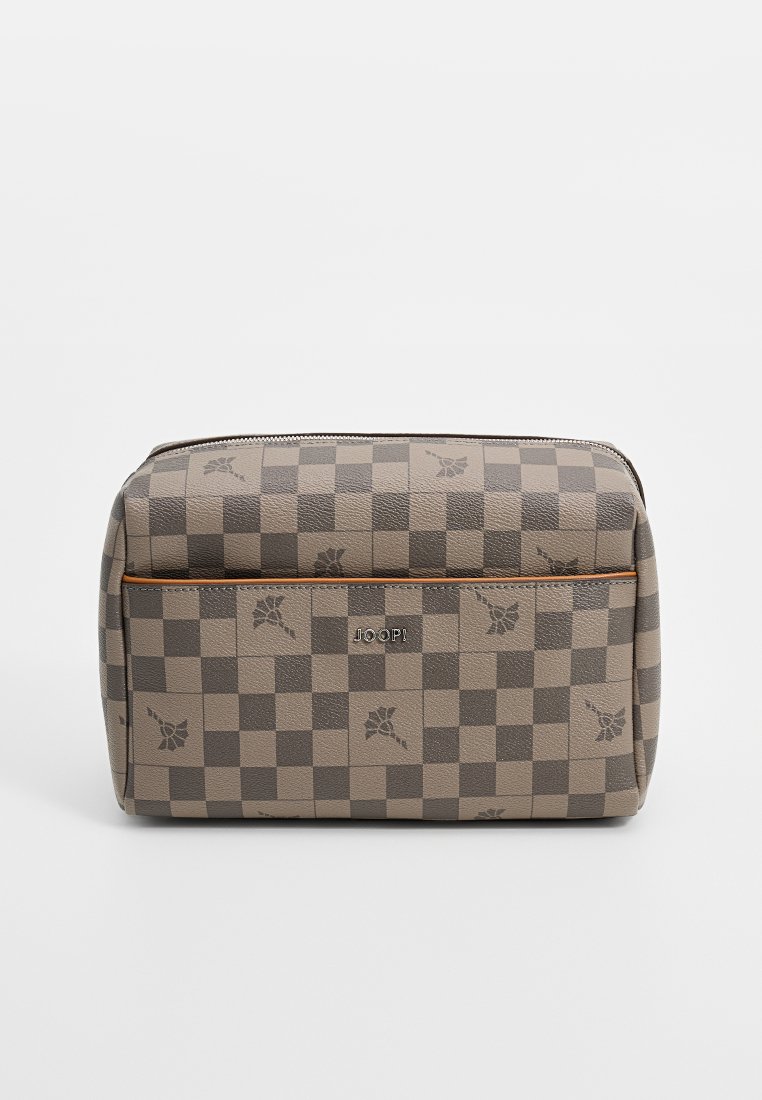 Grau kariertes Stofftasche mit glatter Textur, ausgestattet mit einem Frontreißverschluss, Markenlogo und floralen Akzenten im Muster. Rechteckige Form.
