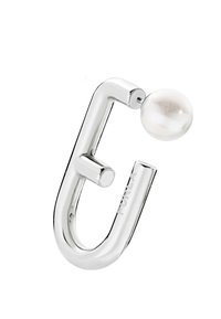 Cercel din metal argintiu cu un design neted, cu bucle și un accent de perlă albă rotundă. Textura este lustruită și strălucitoare.
