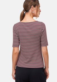 Bordeauxrood en witte gestreepte T-shirt, met korte mouwen, een ronde halslijn en een fitted ontwerp, gemaakt van een zachte, stretchy stof.