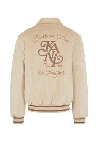 Bež bomber jakna s mekom teksturom, s smešnim vezenim tekstom, rebrastim rukavima i pojasom. Dizajn uključuje "Flatbush Ave" i "KA Ni."